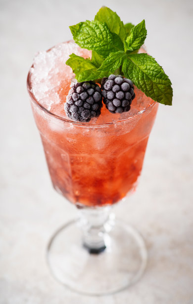 杜松子酒为基础的红莓鸡尾酒。有选择性的重点。浅景深。图片下载