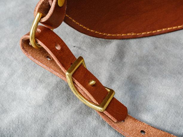 手工皮革背包背带调整图片下载