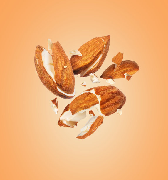 干燥的杏仁在空气中粉碎成许多碎片图片下载