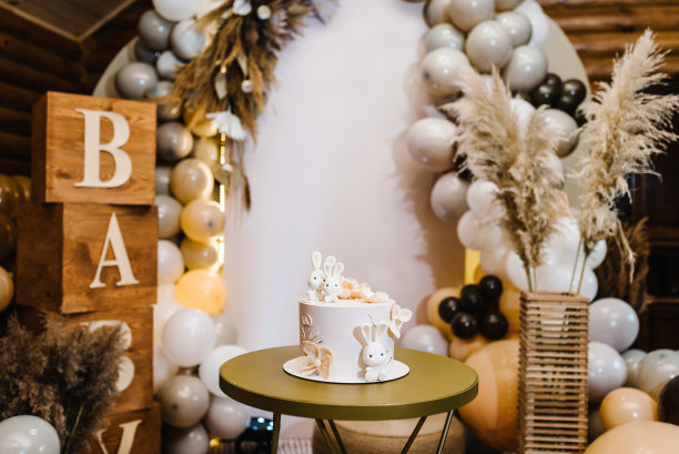 生日蛋糕上的背景气球派对装饰。婴儿送礼会，装饰。庆祝洗礼的概念。副本的空间。庆祝活动的概念。时髦的蛋糕。美味的接待。图片下载