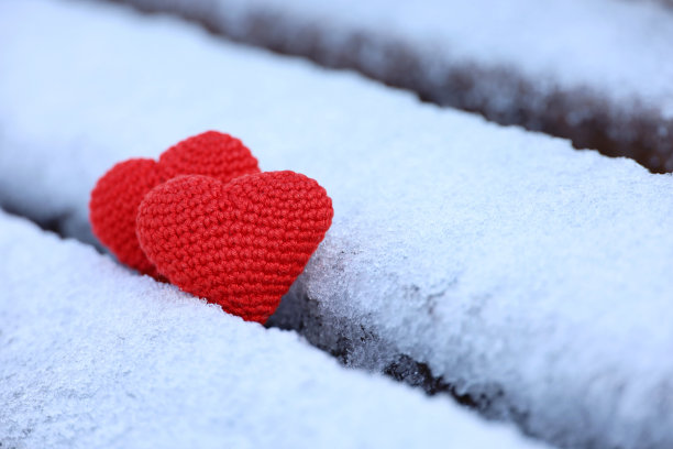 在公园长凳上的雪地上编织红心图片下载