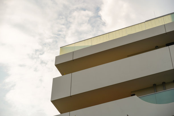 现代建筑的正面和阳台图片下载