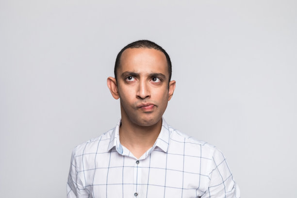 深思熟虑的中年商人的大头照图片下载