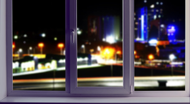 窗外的景色，模糊了夜城的背景。城市景观的软焦点。图片下载