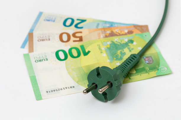 欧元钞票上的绿色插头图片下载