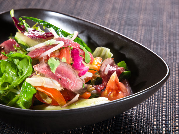 牛肉片，新鲜生菜，黄瓜，西红柿和洋葱沙拉图片下载