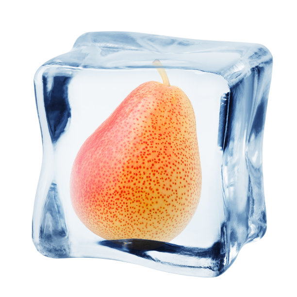 梨在冰立方，孤立在白色背景，剪辑路径，全景深图片下载