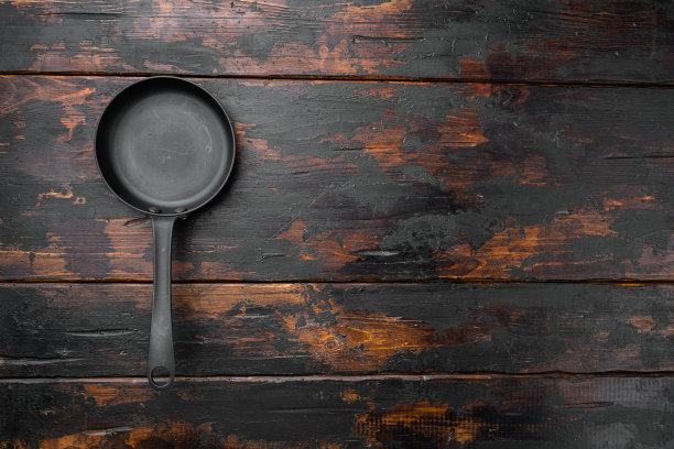铸铁煎锅与文本或食品的复制空间，文本或食品的复制空间，俯视图平躺，在旧的深色木桌背景图片下载