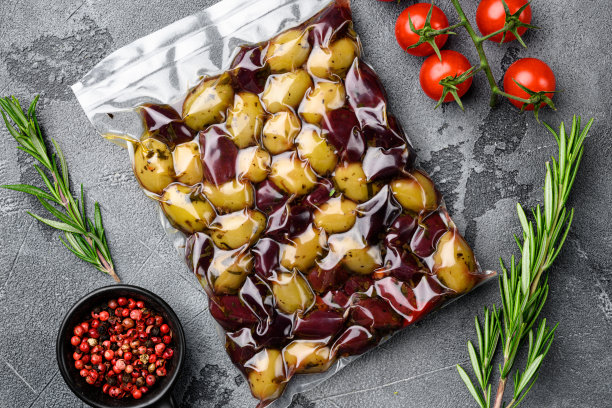 橄榄在真空包装超市，在灰色石制桌子背景，俯视图平铺图片下载