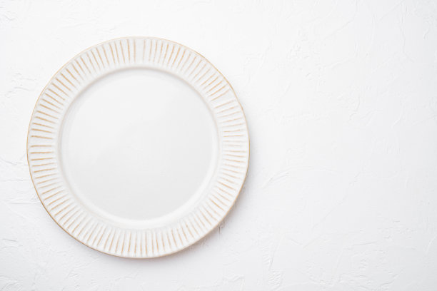 带有文字或食物复制空间的瓷空白色盘子，顶视图平铺，置于白石桌子背景上图片下载