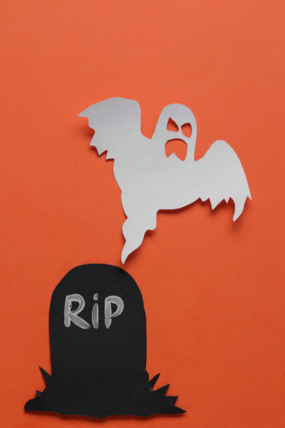 万圣节的节日。用不同的万圣节纸人物组成。从以上观点。橙色背景图片下载