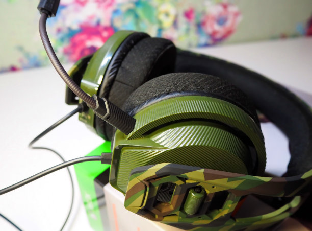 一种供电脑游戏玩家使用的游戏耳机。图片下载