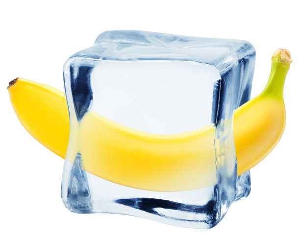 香蕉在冰立方，孤立在白色背景，剪辑路径，全景深图片下载