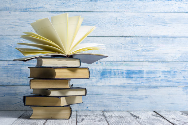 打开书，木桌上的精装书。回到学校。副本的空间。图片下载