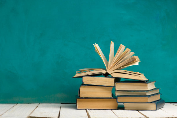 打开书，木桌上的精装书。回到学校。副本的空间。图片下载