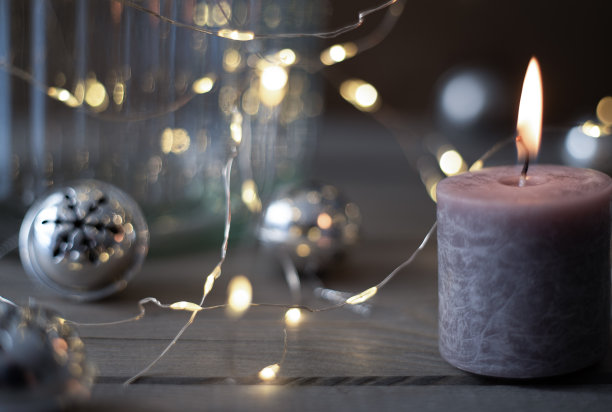 木制背景上有蜡烛和花环球的圣诞装饰图片下载