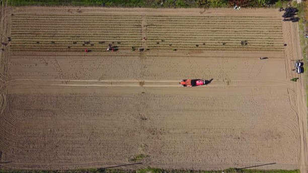 田野里拖拉机的俯视图图片下载