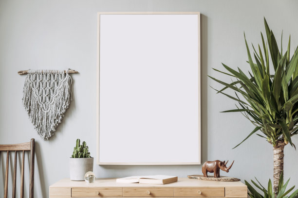 时尚波西米亚风格的客厅室内设计，复古的椅子，藤条拖鞋，木制立方体，台灯，热带植物模型海报框架和优雅的配件。现代家居装饰。模板。图片下载