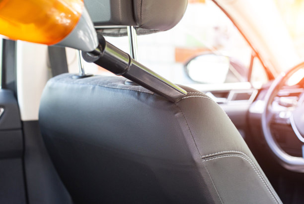 干洗在客舱的一辆汽车用汽车吸尘器灰尘和污垢，背景。舒适的图片下载