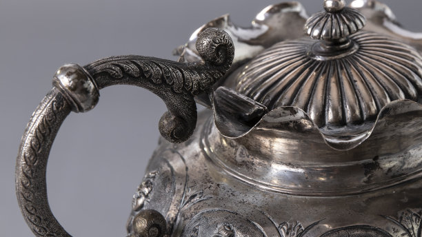 银质茶壶上雕手柄。古老的银器。图片下载