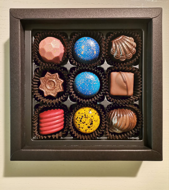 9盒子里的彩色巧克力果仁糖。图片下载