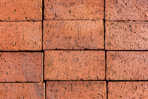 特写镜头是一堆红色粘土砖。图片下载