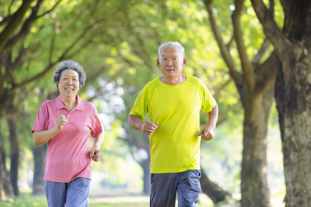 快乐的老夫妇在公园里慢跑图片下载