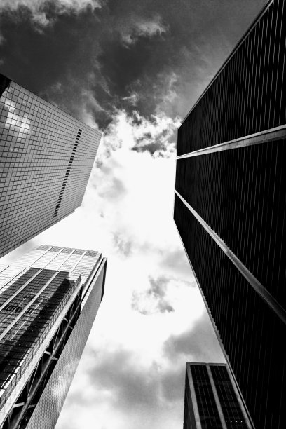 城市城市景观从地面透视的单色图像-库存照片图片下载