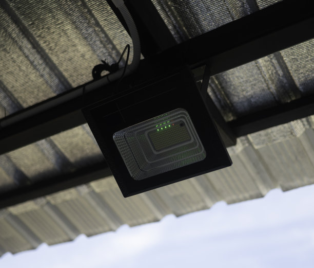 灯泡利用太阳能照明。图片下载