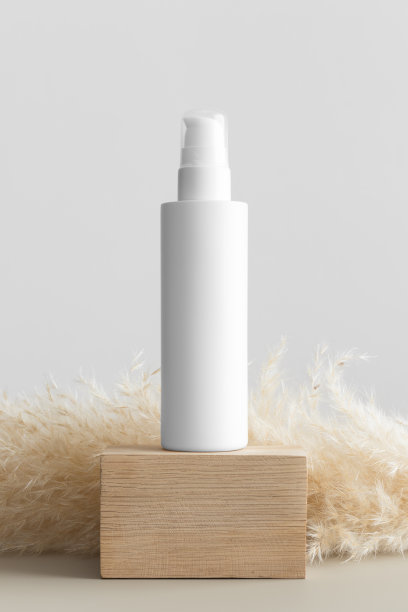 白色化妆品乳液瓶模型与蒲柏装饰。图片下载