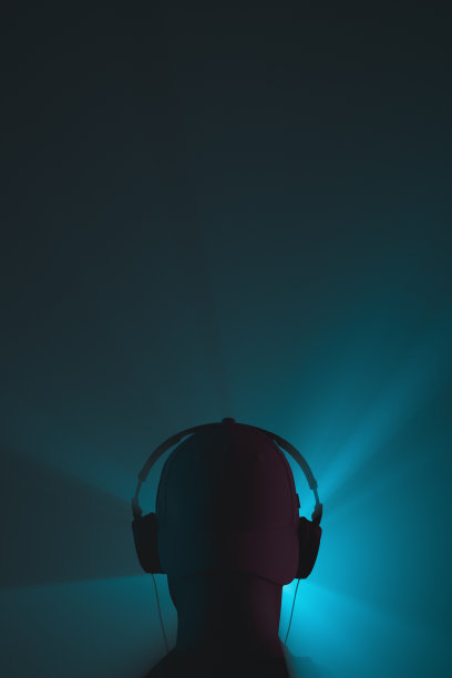 在聚光灯下戴着耳机的头部剪影图片下载