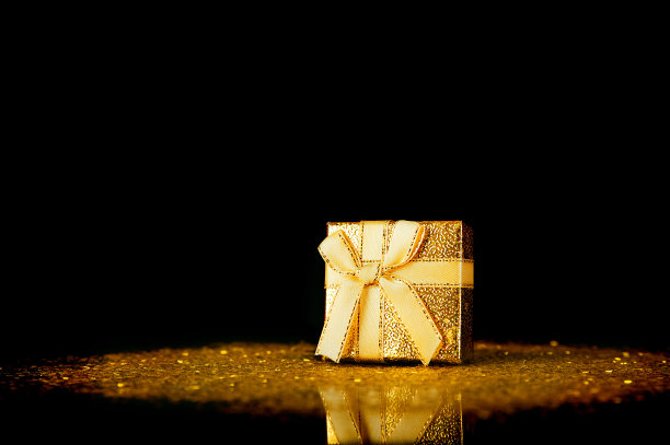 黑色背景上的金色礼品盒在清仓甩卖和礼物关闭和复制空间的概念中闪闪发光…图片下载
