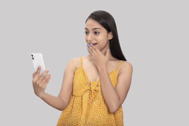 小女孩用手机拍照片图片下载