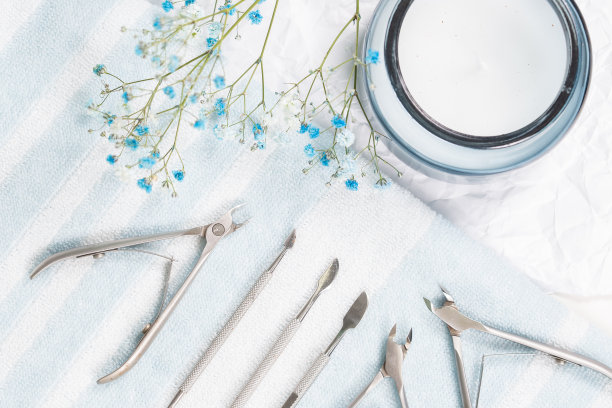 修指甲的工具被摆放在一条白蓝色条纹的毛巾上，还有照片图片下载