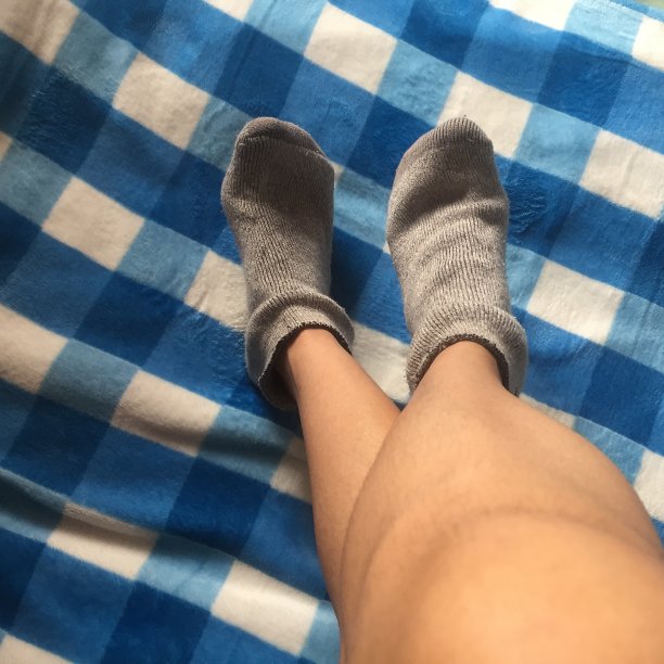 袜子系在脚上。图片下载