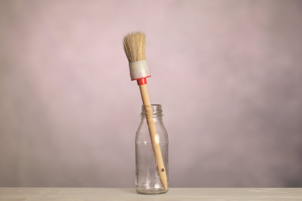 玻璃瓶里的干刷子图片下载