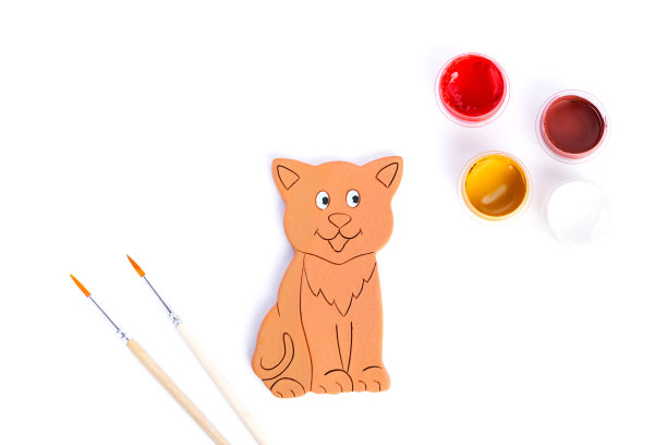 在泥人身上画一只猫。儿童的创造力图片下载