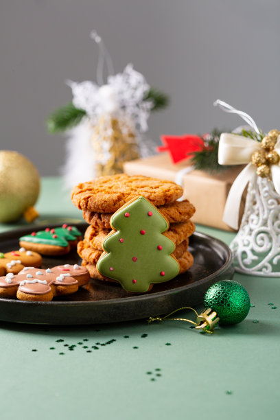特写圣诞姜饼、绿色夜树和饼干的节日准备图片下载