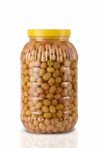 一瓶白色背景上的绿橄榄图片下载