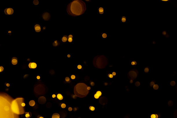 黑色背景上的天然金色散景图片下载