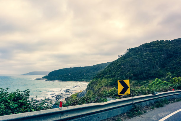 晚上在天气好的情况下行驶在澳大利亚的大洋路上。图片下载