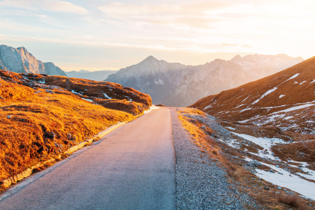 日落时的曼加特山的美丽景色，在美丽的山峰的背景中图片下载