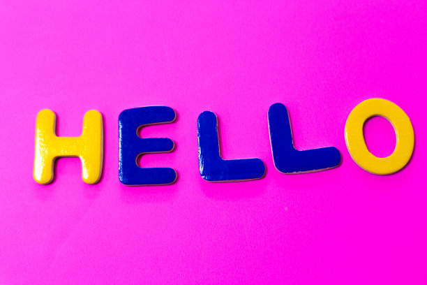 你好:单词写在玩具字母，鲜艳的粉红色背景图片下载