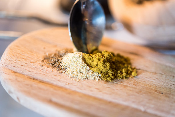 印度香料为Sabji -咖喱粉，胡芦巴和肉豆蔻木板图片下载