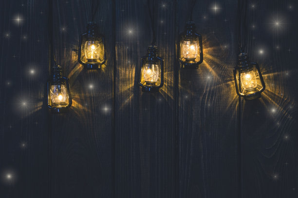 的背景。圣诞灯泡在旧的深色木头背景图片下载