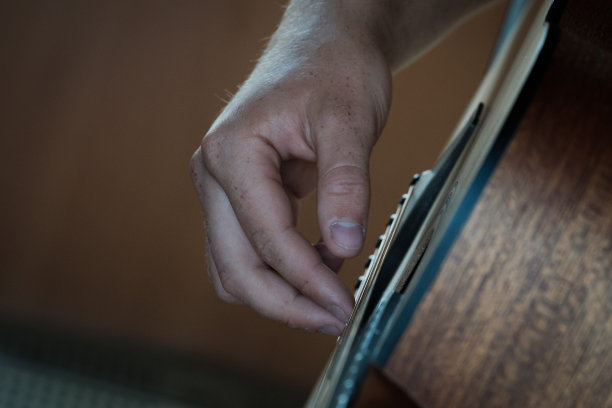 用手弹吉他。图片下载