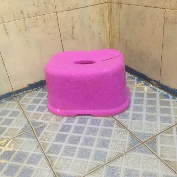 婴儿塑料椅子。图片下载