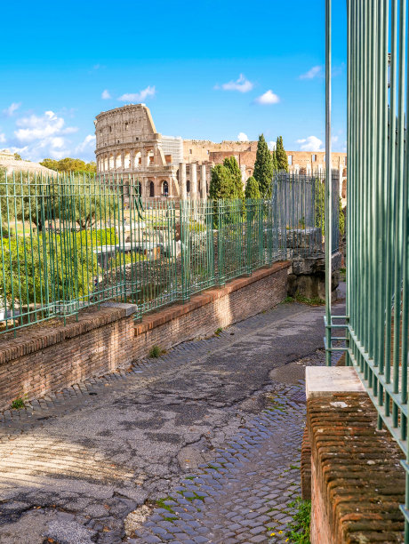 沿着Palatine的上坡，令人联想的一瞥古罗马的废墟图片下载