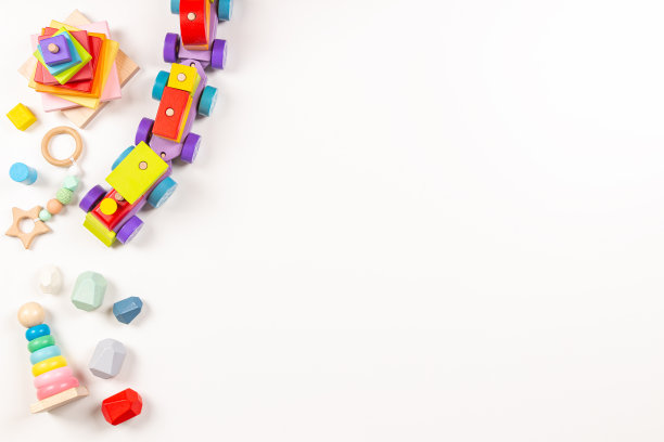 婴儿儿童玩具背景。俯视图木制玩具火车，木制堆叠金字塔塔和彩色木石砖白色背景。早期教育，零浪费，儿童蒙特梭利玩具图片下载