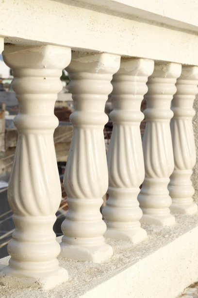 白色栏杆的图案。楼梯和栏杆的建筑元素。美丽的重复模式。外观的经典元素。抽象的背景建筑元素图片下载